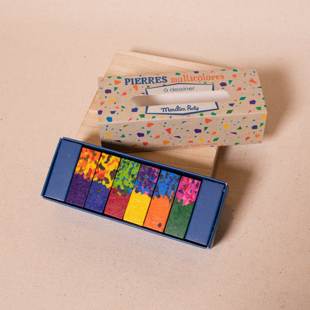 6 multicoloured crayons in a box
