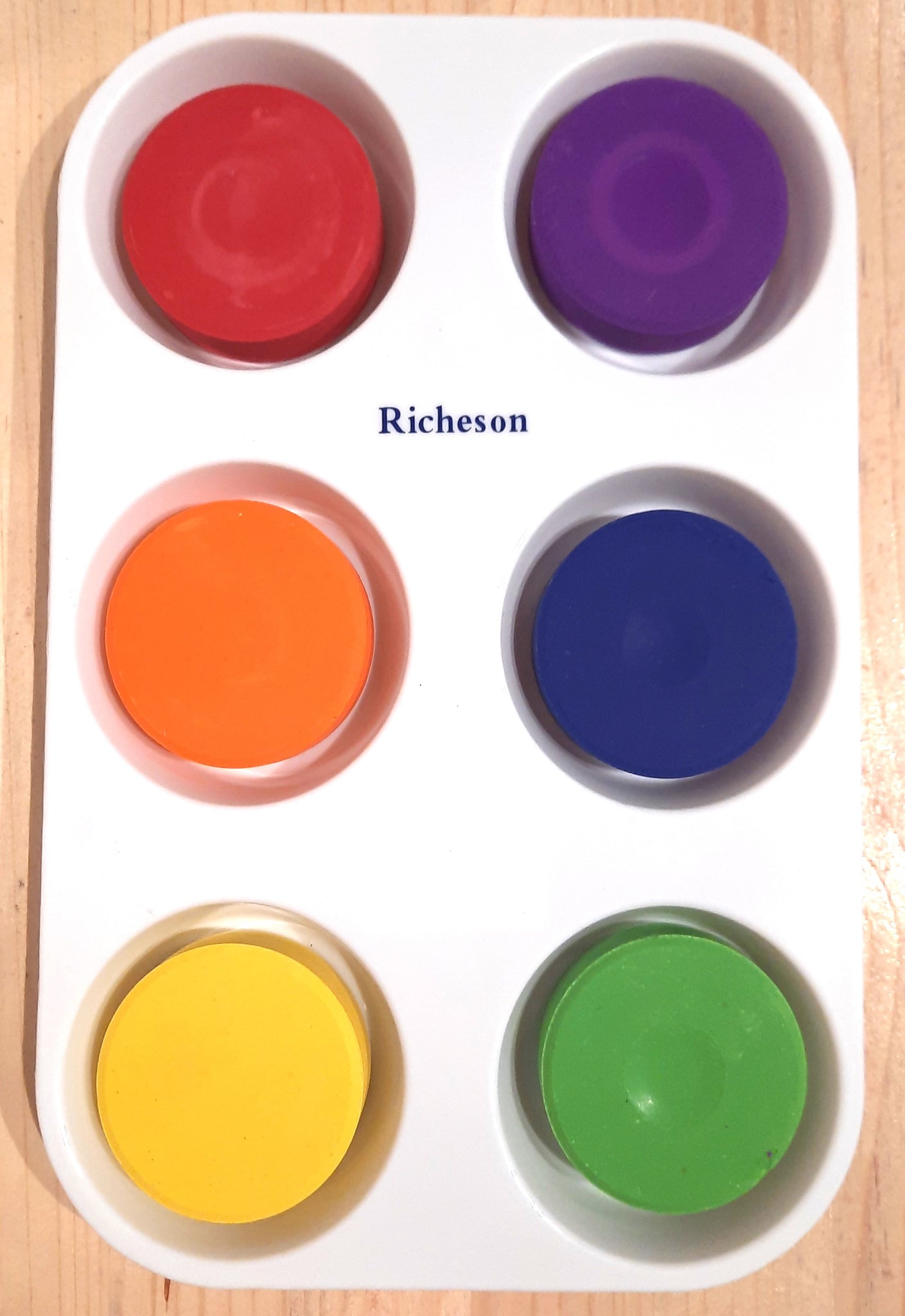 Tempera Paint Pucks, 6 Assorted Colours with Tray Chorus and Clouds